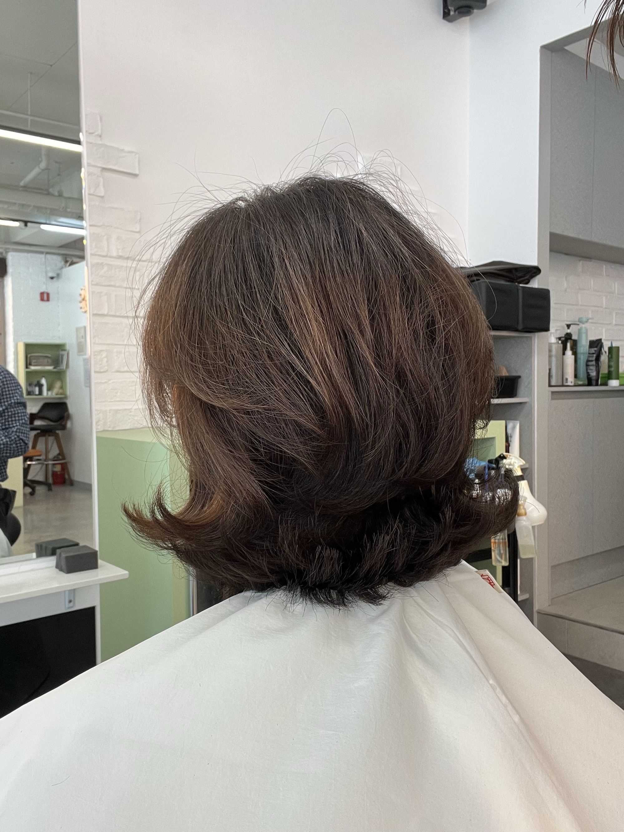 긴 얼굴형을 보완하는 레이어드 단발