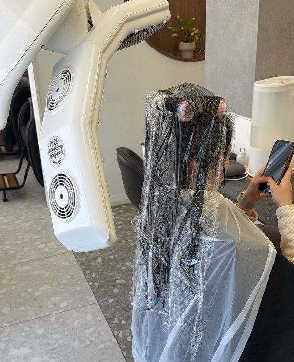 성신여대 미용실 살롱드바이퍼스트 은비 자연스럽게 예쁜 긴머리 레이어드 C컬펌 시술중3