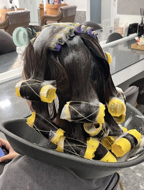 그레이스펌으로 분위기 여신 되는 긴머리 볼륨펌 추천 성신여대역 미용실 살롱드바이퍼스트 은비 시술중5