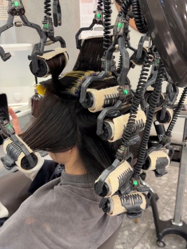 성신여대 미용실  자연스러운 굵은 웨이브 어때요 손상없이 볼륨 살려주는 엘리자벳펌 시술중4