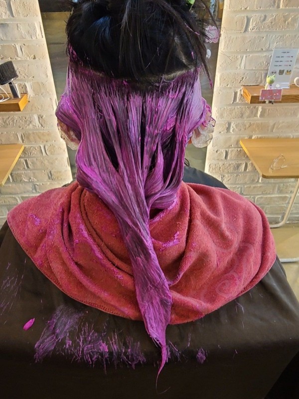 성신여대 미용실 투톤 탈색 핑크염색 시술중