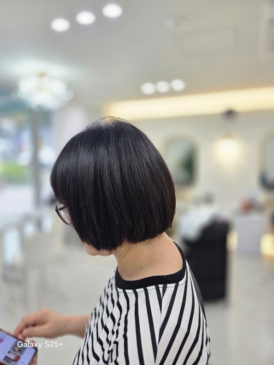 차분한 깔끔 단발머리하시고 새치염색 으로
